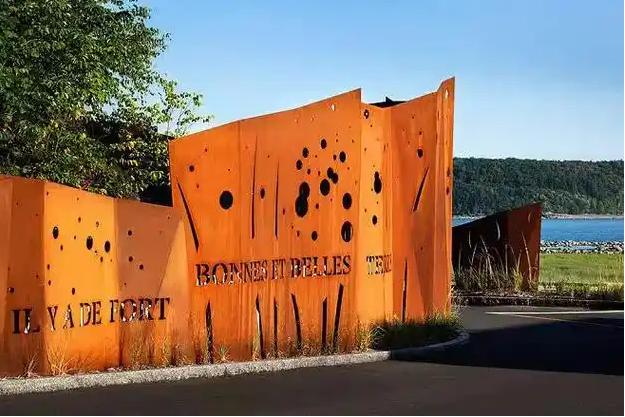 天安乡锈钢板景观